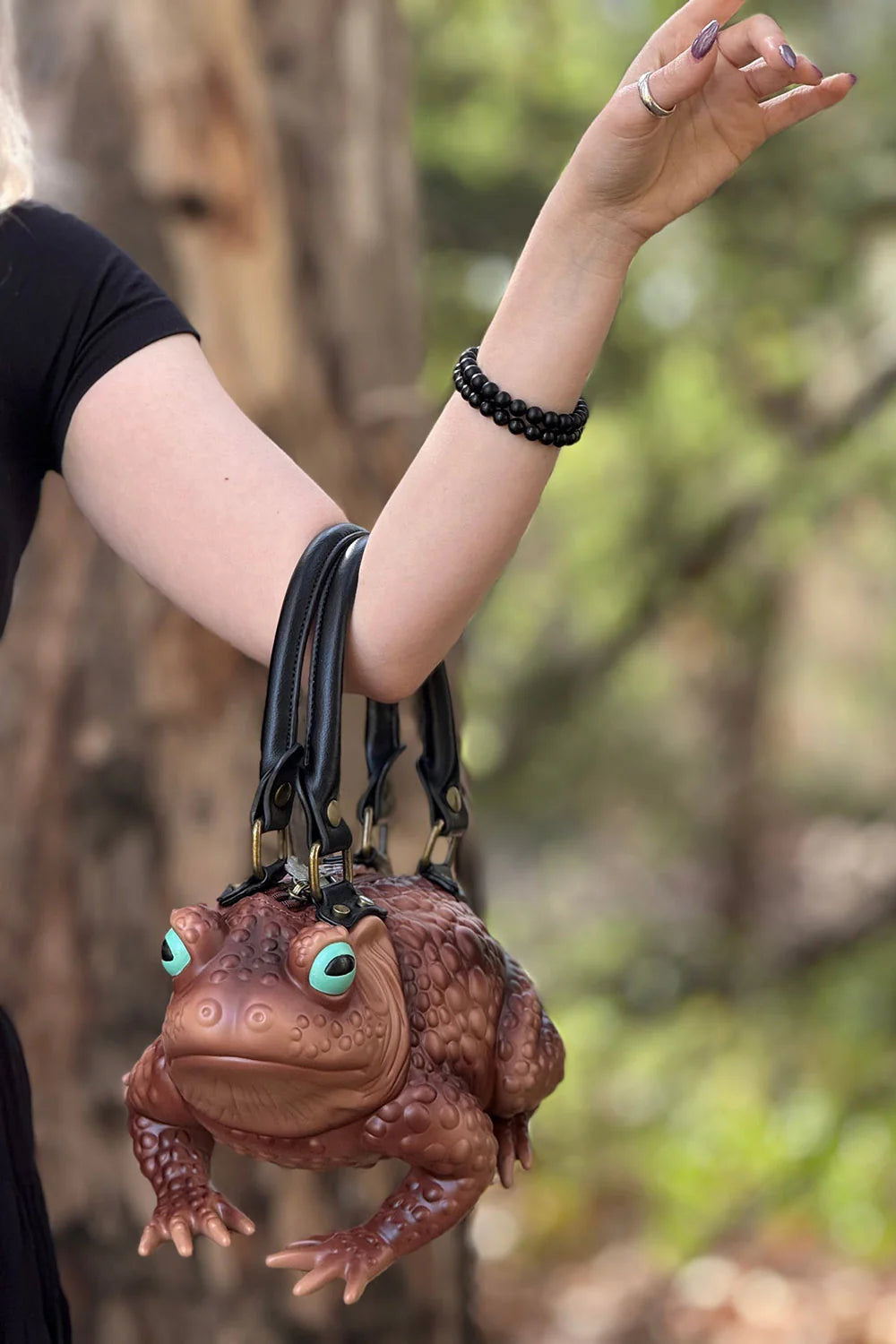 WINDY WILLOWS Toad Purse Tan