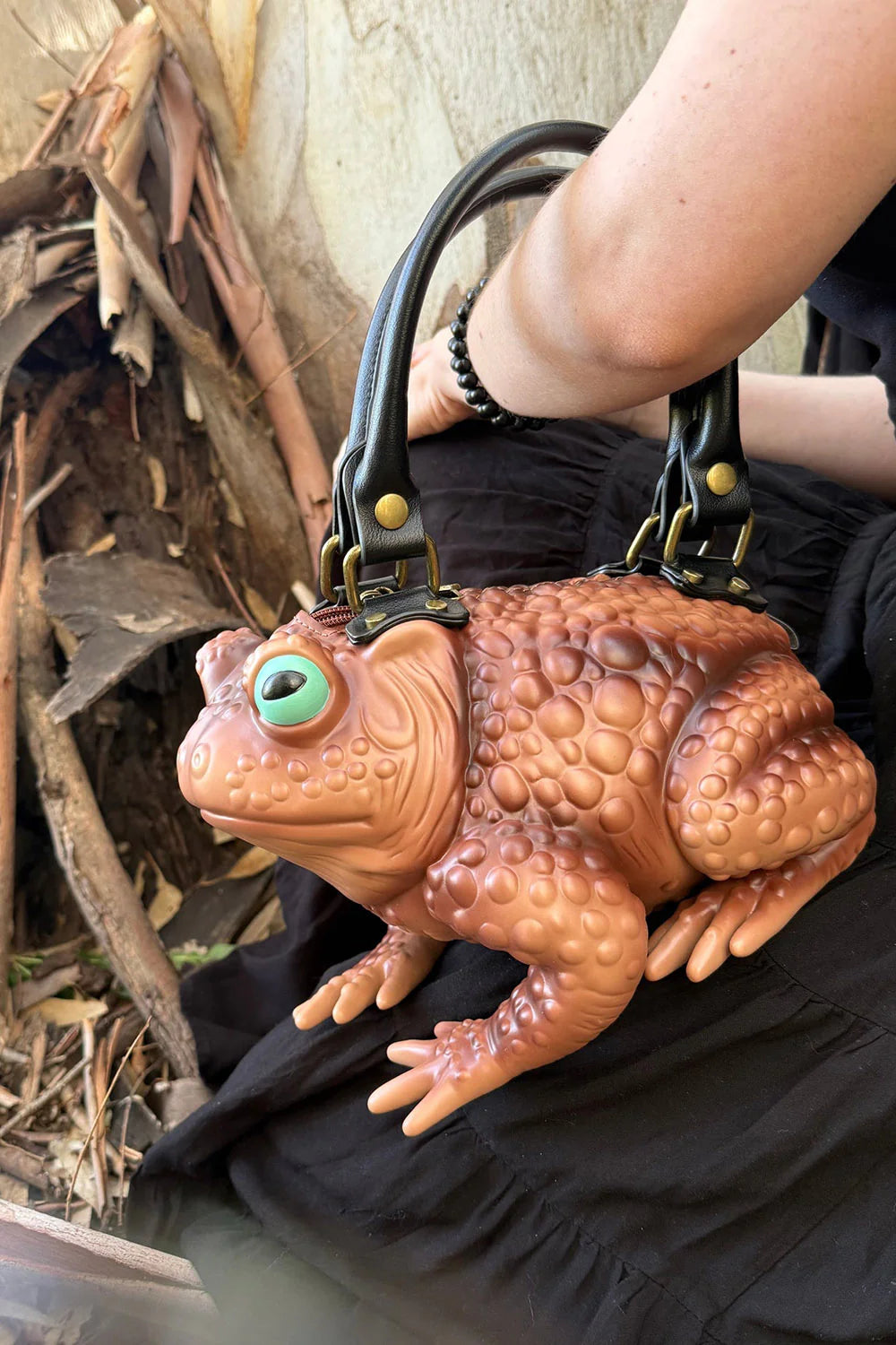 WINDY WILLOWS Toad Purse Tan